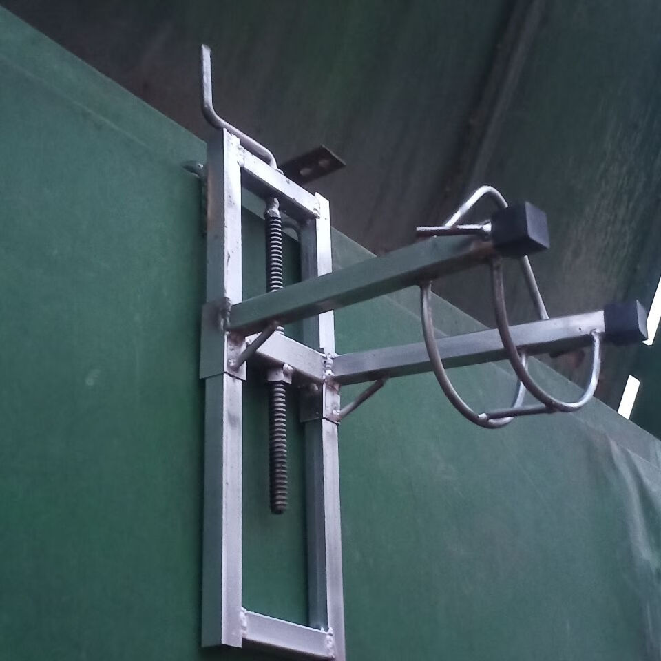 先把架子挂好,固定好架子,再把羊头固定剪羊毛固定架 羊固定架 羊用