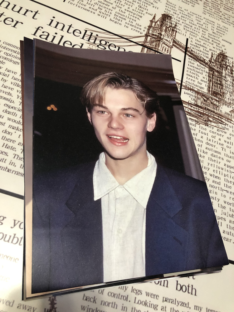 莱昂纳多迪卡普里奥小李子海报学生宿舍酒吧咖啡厅墙贴挂画深灰色20x