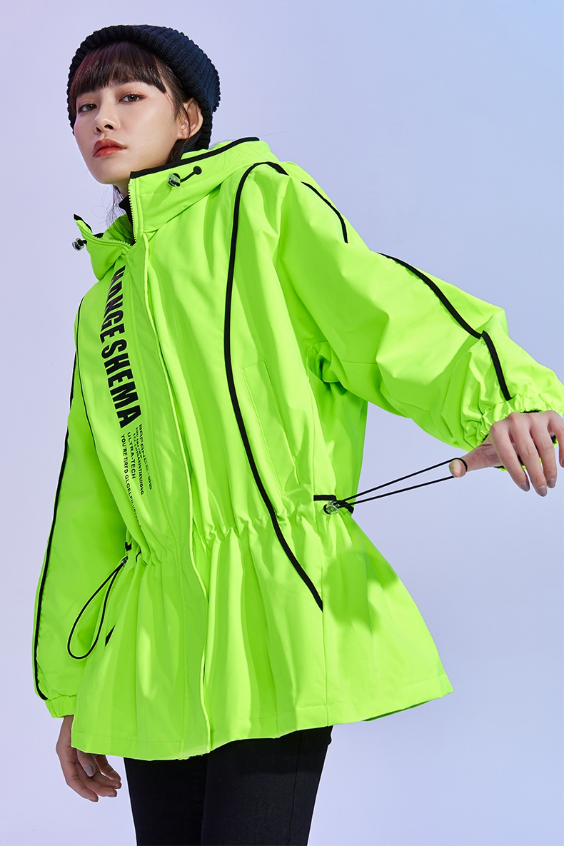 款号:     2re4333330     吊牌价:￥1690     设计点: 运动风格撞色