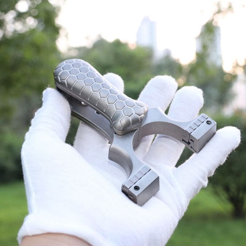 崛适钛合金折叠便携快压插销扁皮弹弓高精准有力成人户外竞技弹工