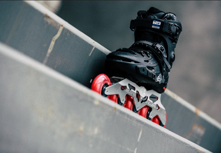 飞鹰轮滑竞速速降鞋fsk刷街综合鞋款直排轮滑鞋溜冰鞋f5d白色黑色刀架