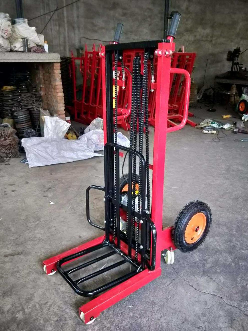 小型电动升降堆高机移动装车搬运神器摞胎机轻型电动轮胎堆高机万向轮