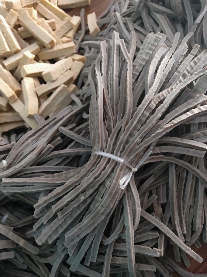 细长黑豆筋实拍拍豆腐干的几种吃法;可以开袋即食,也可以炒热菜,调