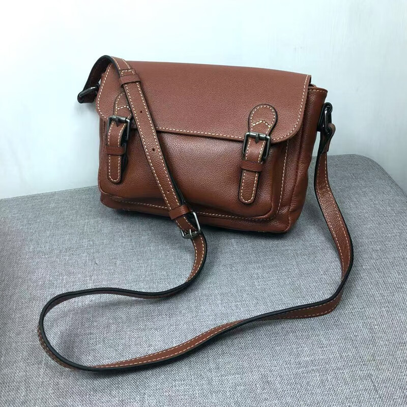 ivip轻奢邮差包女斜跨包个性大容量百搭英伦学生书包单肩包 棕色