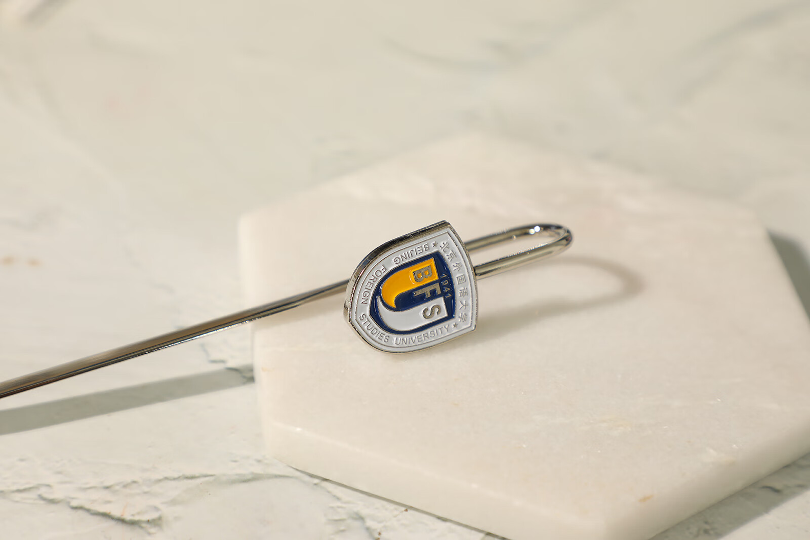 北外书签 北京外国语大学校徽 北外纪念品 北外校徽(礼盒装)【图片