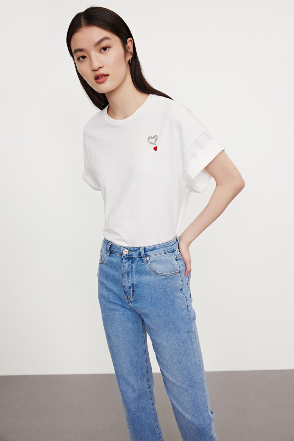 ur2021春夏新品女装简约软妹ins爱心胸针宽松短袖t恤wg16r4mn2005