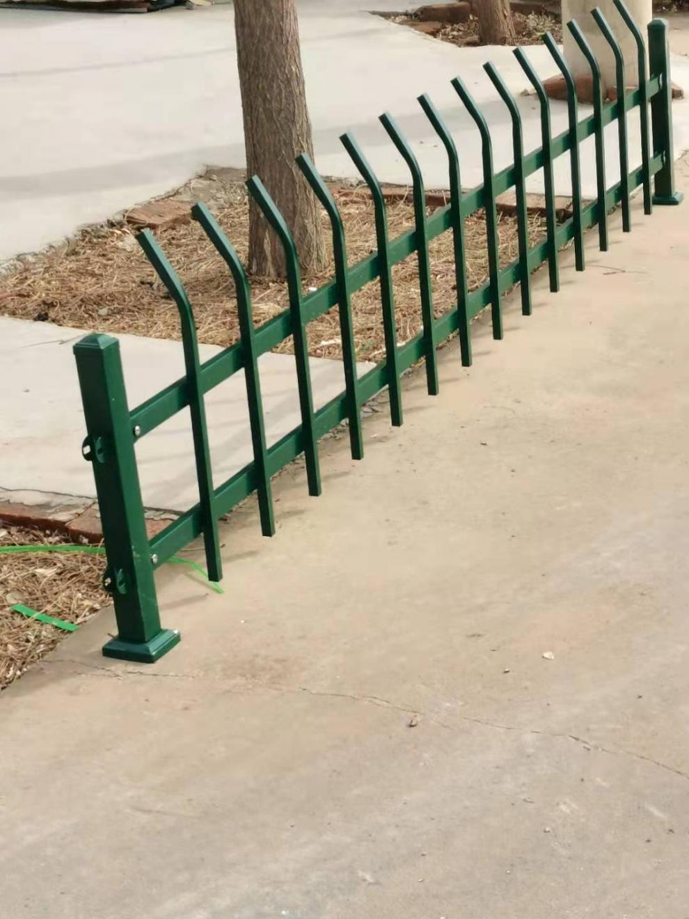 草坪围栏pvc绿化带防护栏小区花园塑钢pvc草坪围栏户外绿化带篱笆栅栏