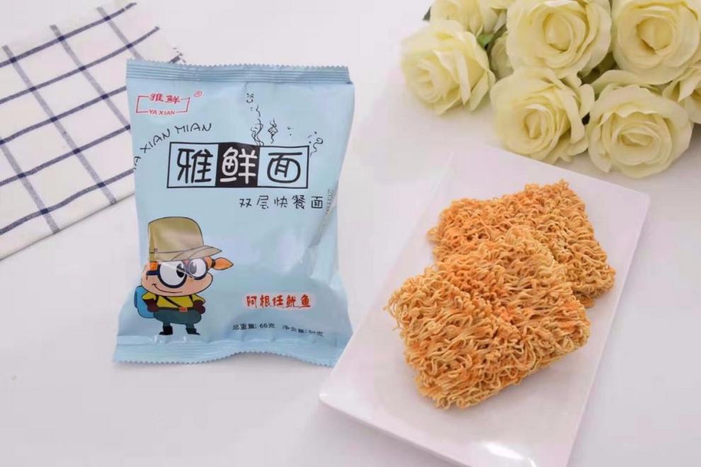 网红蟹黄方便蟹皇双层面饼干吃面60童年回忆掌心脆零食整箱阿根廷鱿鱼