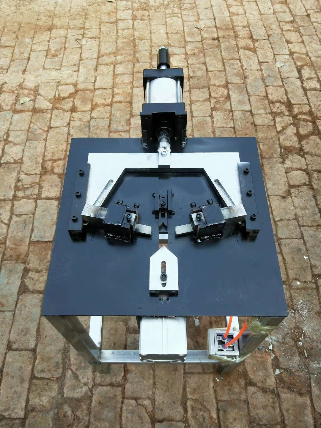 新款金刚网纱窗气动组角机平开窗断桥铝合金门窗撞角机角码紧固机气动