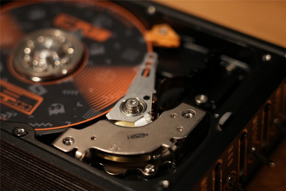 em废旧硬盘的涅盘重生rgb蓝牙卡点音响桌面摆件钢铁男友礼物铺麦吉