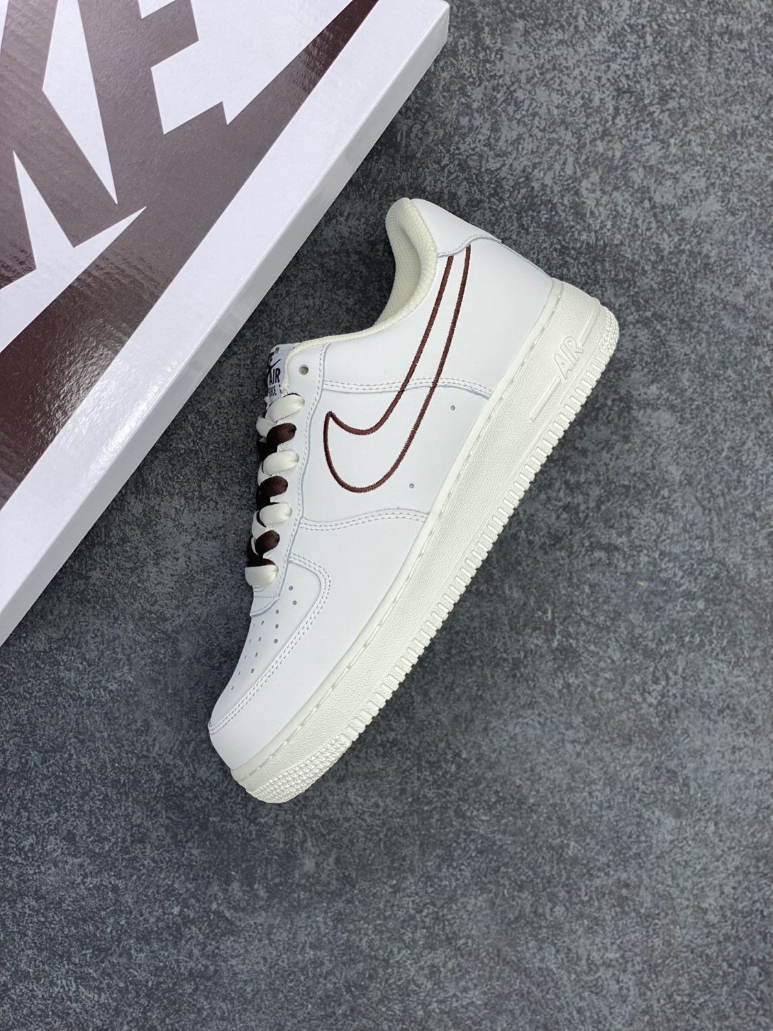 1 空军一号米白酒红电绣勾低帮运动休闲滑板鞋男女同款 米白色 米白酒