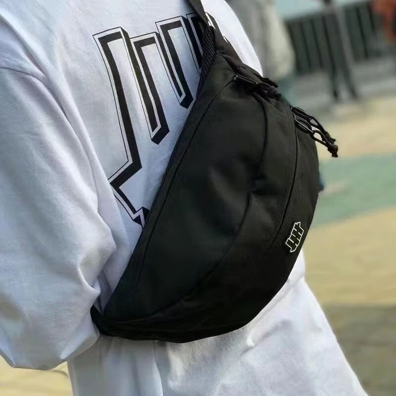 风开瑶(fengkaiyao)不败五道杠undefeated潮牌青年胸包户外单肩包大号