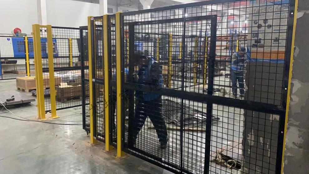 车间隔离网仓库隔离网冲孔护栏网围栏网厂区隔断用炫彩移动护栏网详情