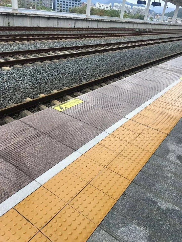 适用于盲道胶贴灰黄两色盲道砖高铁地铁站医院专用盲道板前行止步盲道