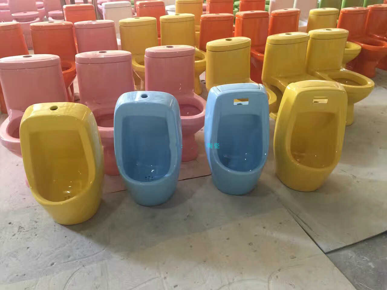 幼儿园厕所蹲便器带存水管彩色陶瓷儿童蹲便池蹲盘小孩蹲坑大便器单买