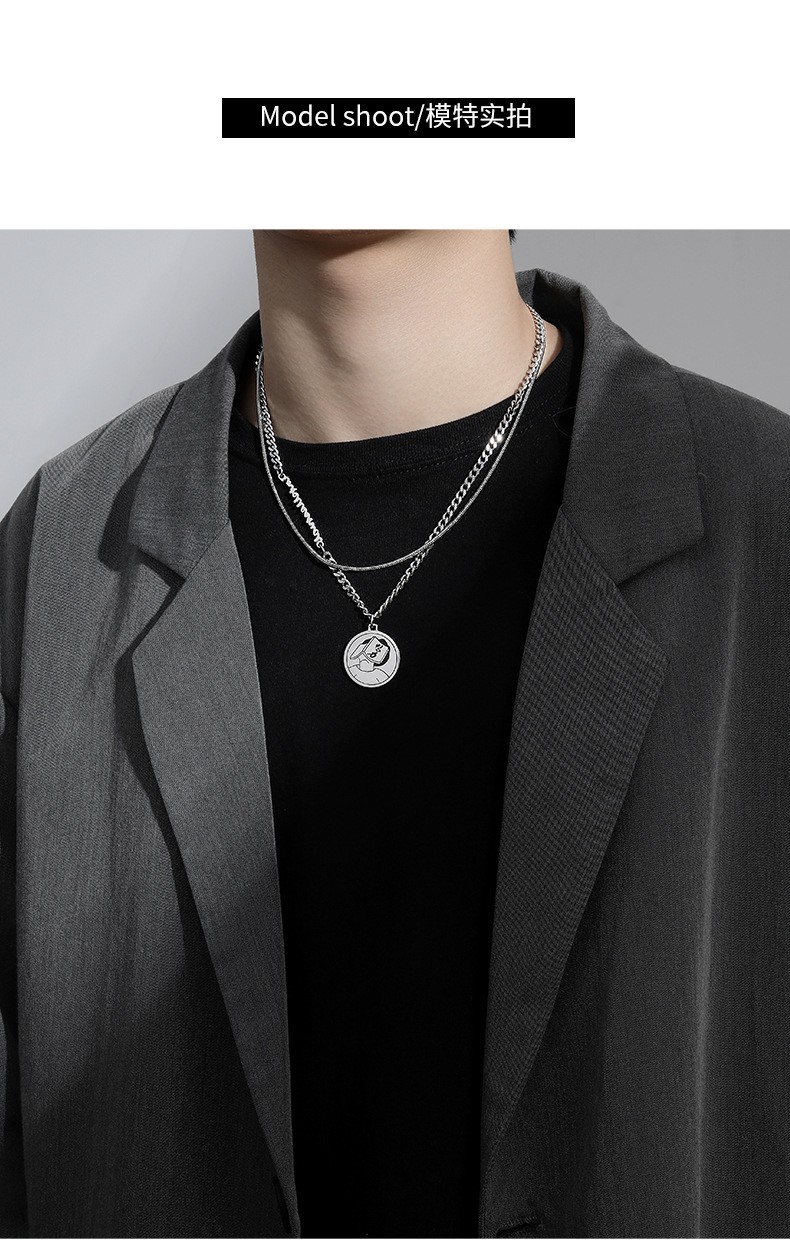 项链男款潮流嘻哈钛钢圆牌吊坠男女生锁骨链个性百搭男士吊坠学生挂件