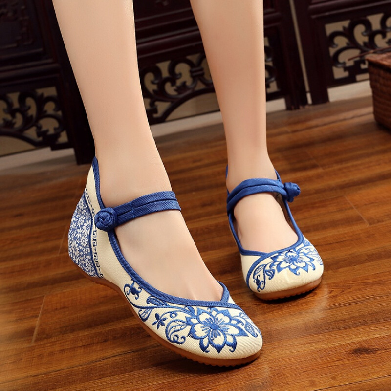 广场舞舞蹈鞋中老年人穿红舞广场舞中老年四季绣花布鞋红色跳舞蹈鞋女