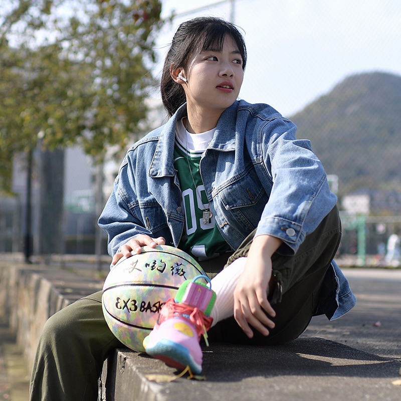 篮球少女哎哟薇彩虹蓝球男女青少年室外7号水泥地耐磨 哎哟薇彩虹篮球