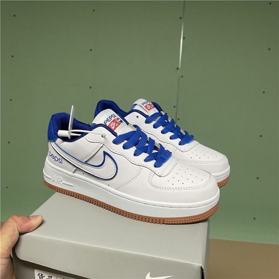 款式:板鞋闭合方式:系带适用场景:休闲风格:优雅风制鞋工艺:胶粘鞋