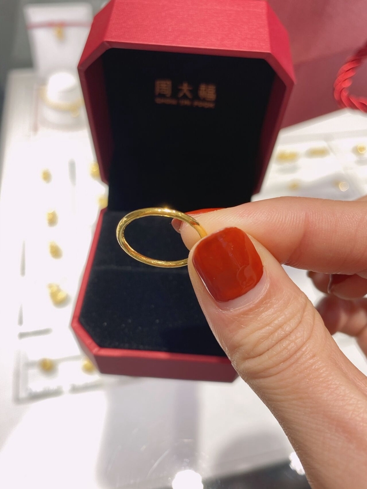 周大福素圈戒指女简约光面指环18k黄金情侣对戒礼物闭口刻字 20号