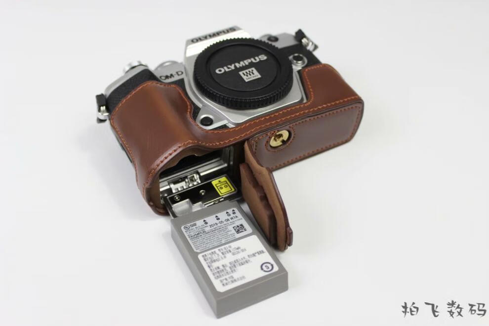 适用奥林巴斯em5markiii相机包半套em5ii三代二代专用皮套底座em5ii