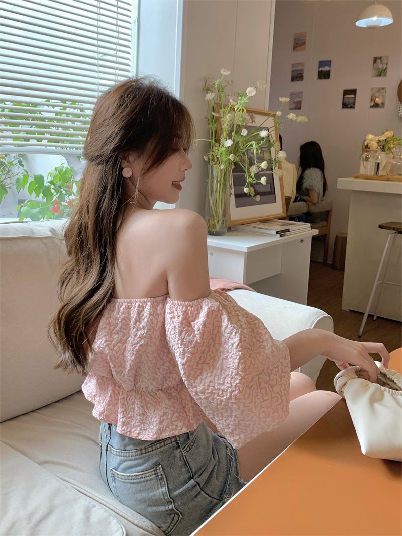 露肩衣长:短款领型:一字领上市时间:2022年春季袖长:短袖材质:其他