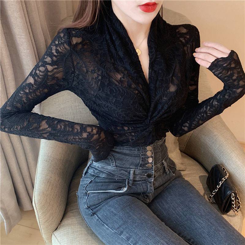 莫怀馨2021春装新款心机性感镂空交叉v领洋气长袖蕾丝打底衫上衣女ins