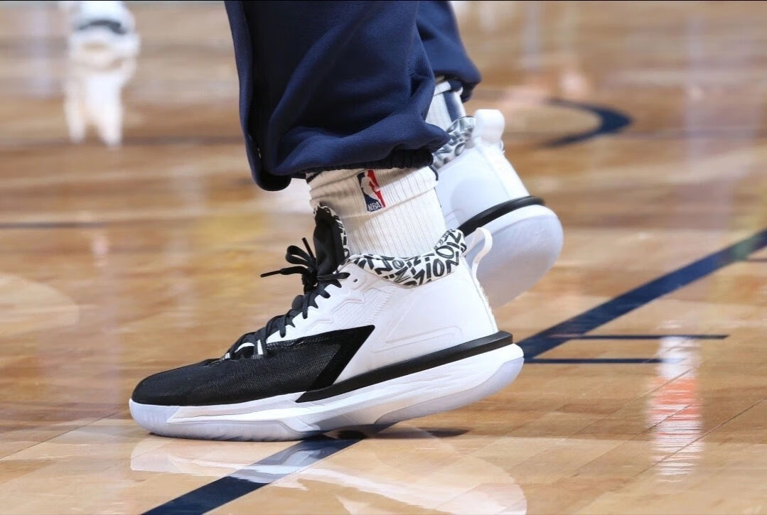 zion锡安一代胖虎一代签名球鞋纯原黑白白彩拼接实战耐磨防滑战靴 白