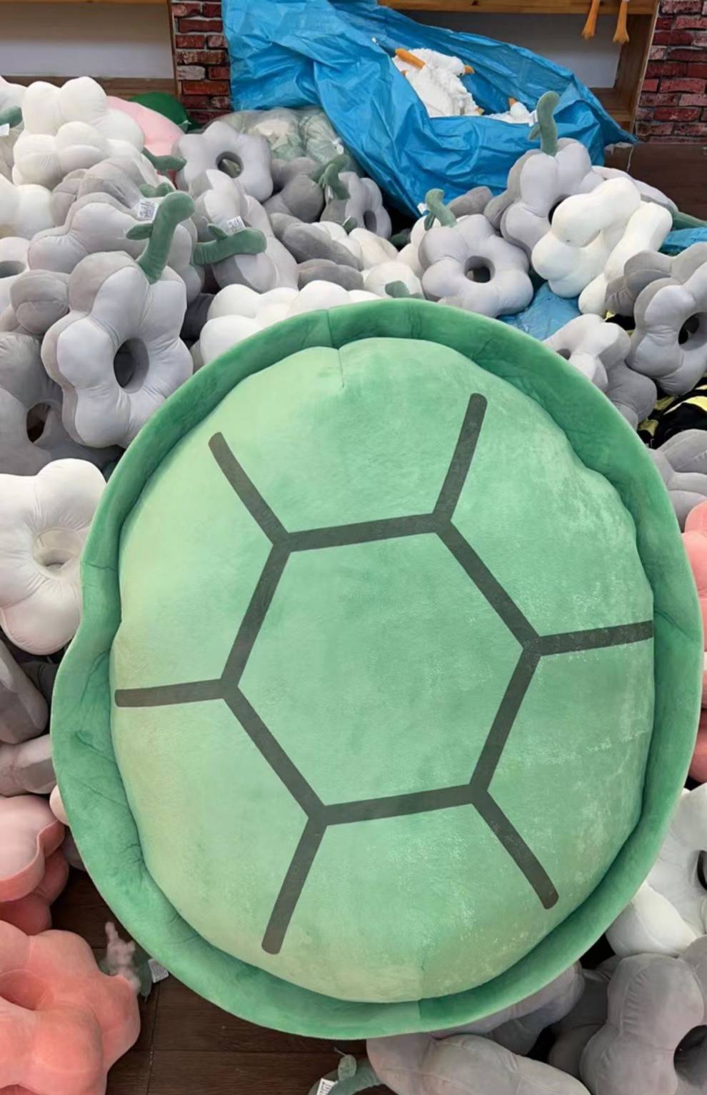 可穿的乌龟抱枕 乌龟壳玩抱枕大龟壳可穿龟蜜公仔玩具床头靠垫靠枕