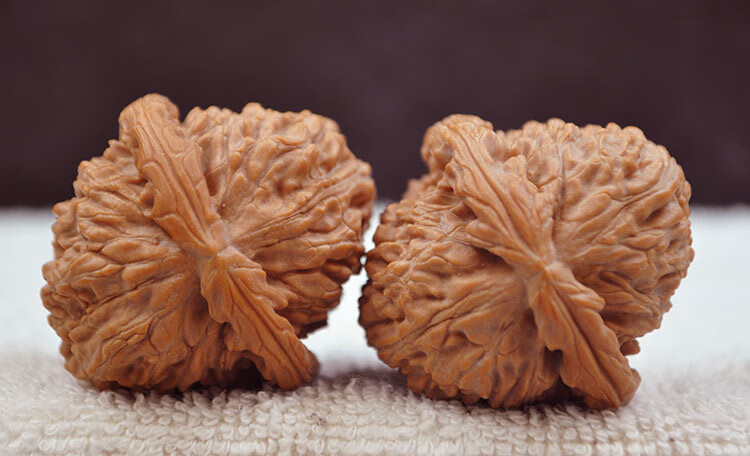 览日鸟新品文玩核桃把玩核桃小尺寸四座楼狮子头官帽苹果园秋子精品小