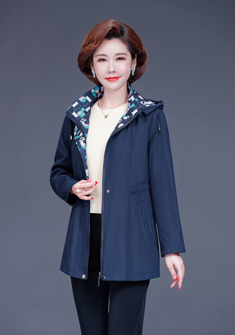 卞风妈妈秋装外套洋气加肥加大码中老年人女春秋季风衣时尚女夹克50岁