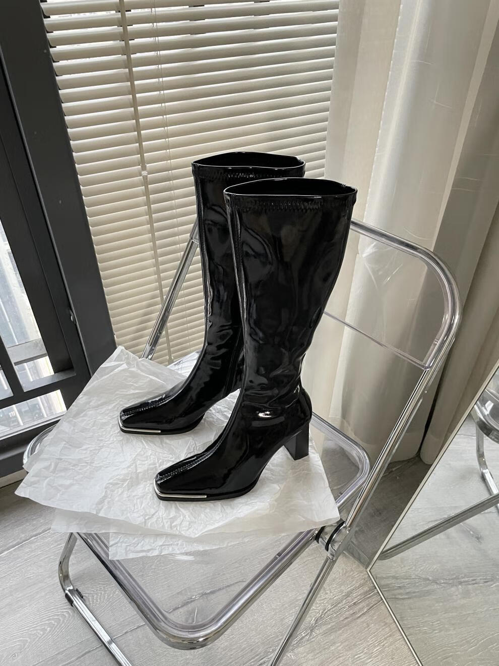 林内娅 linneiya 林性感辣妹~粗跟拉链骑士靴方头漆皮长靴肯豆同款