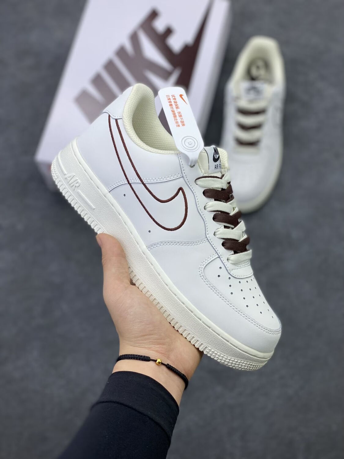 1 空军一号米白酒红电绣勾低帮运动休闲滑板鞋男女同款 米白色 米白酒