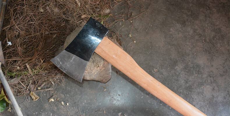 轨道东北大斧头户外斧子家用伐木工具树劈柴骨头实木手柄 约4.