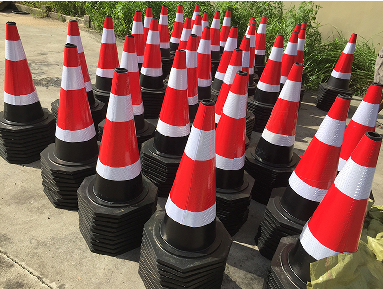 路障交通安全禁止停车桩警示柱锥桶 圆锥高70×底38cm(5斤)前方施工