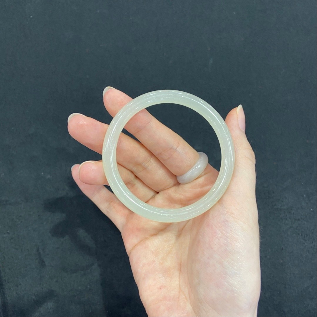 君呈新疆和田玉青玉手镯女款夏玉叮当镯少女圆条细条羊脂玉镯子57cm