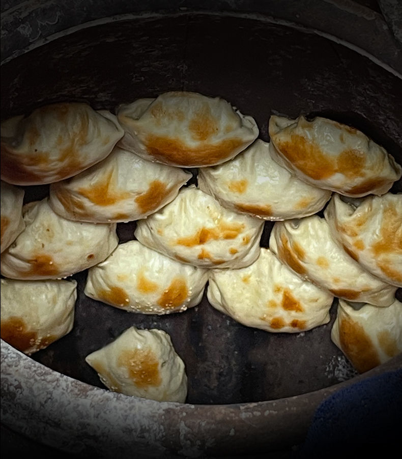 新疆特色烤包子酥皮皮薄肉多馕坑烤包子现烤新鲜美食小吃6个装一盒