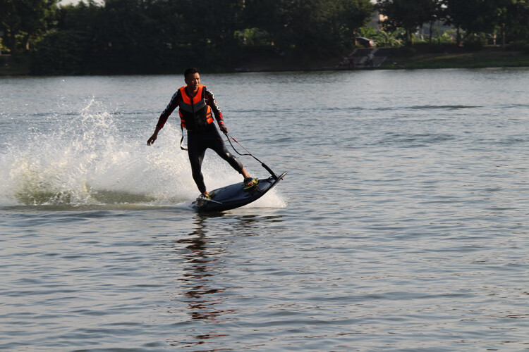 同款电动水翼板电动冲浪板雅飞仕动力水上滑板喷射动力板油动碳纤维