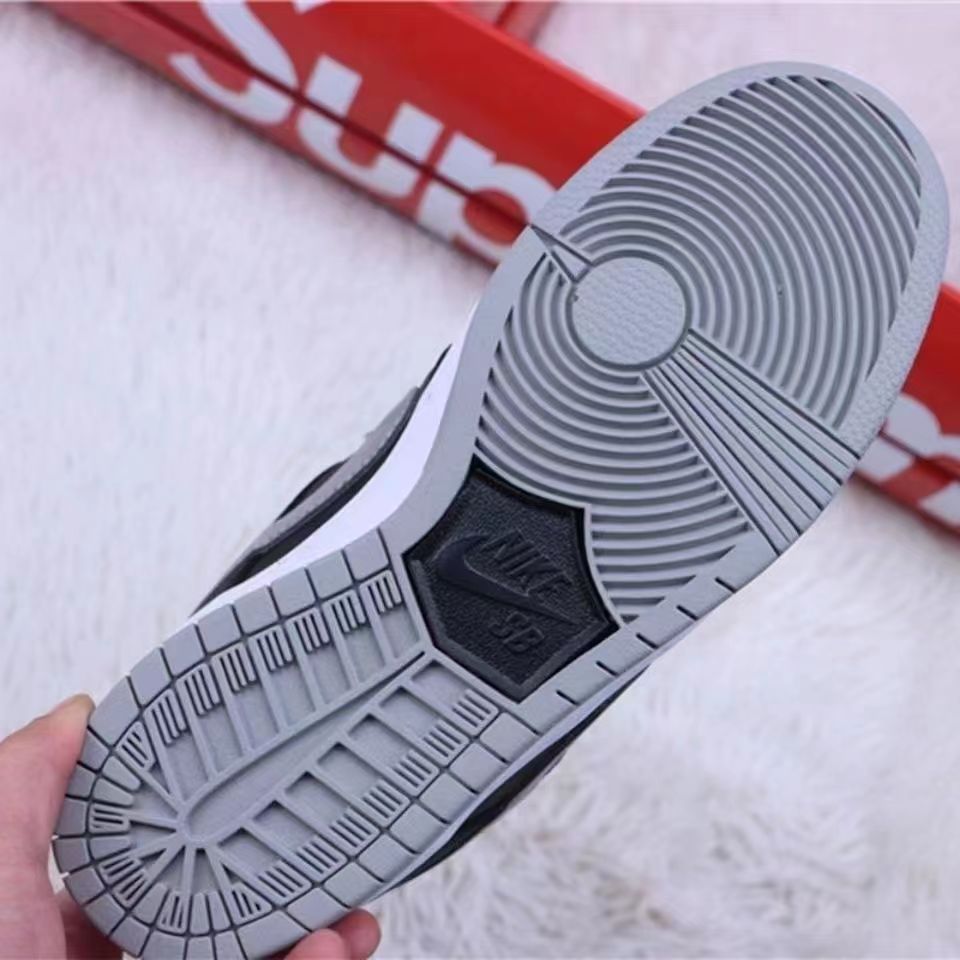 男女鞋莆田22年纯原sb厚鞋舌黑白生胶男女板鞋aj摩擦有声休闲百搭运动