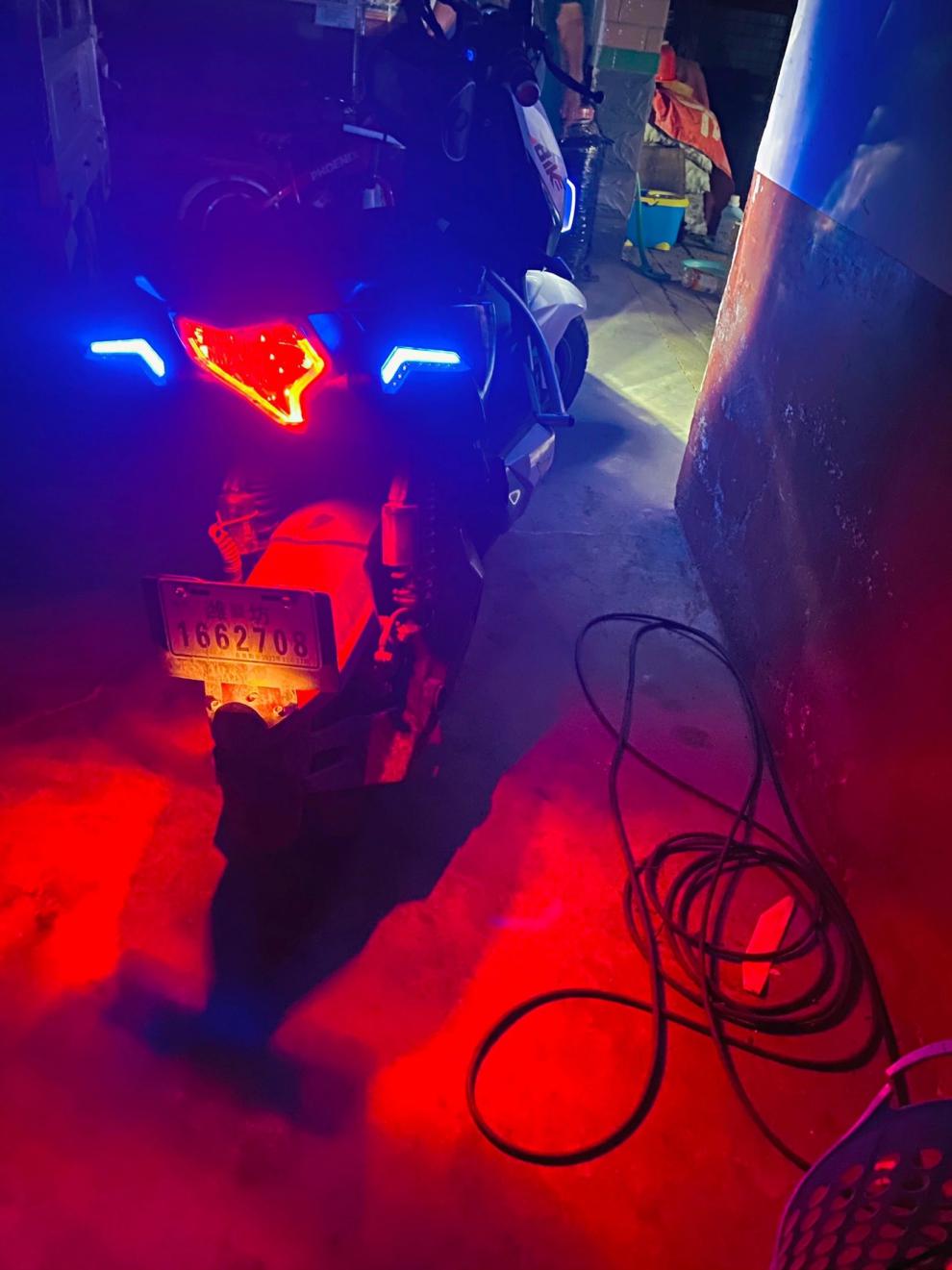 雅迪x5摩托车改装转向灯流水灯电动车改装转弯灯跑马灯极光3.