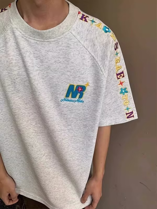 Herr t-shirt i bomull med blomsterbroderi och lös passform_voghion.com