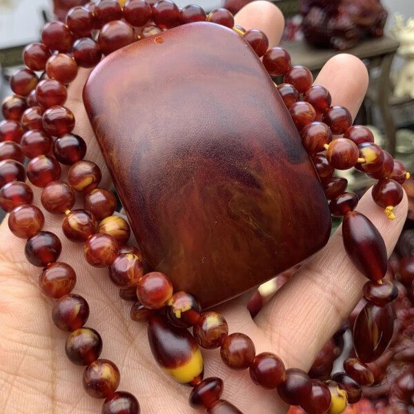 【捡漏 特价】龙涎香行走的香水平安无事牌吊坠配7m链挂坠灰琥珀民族