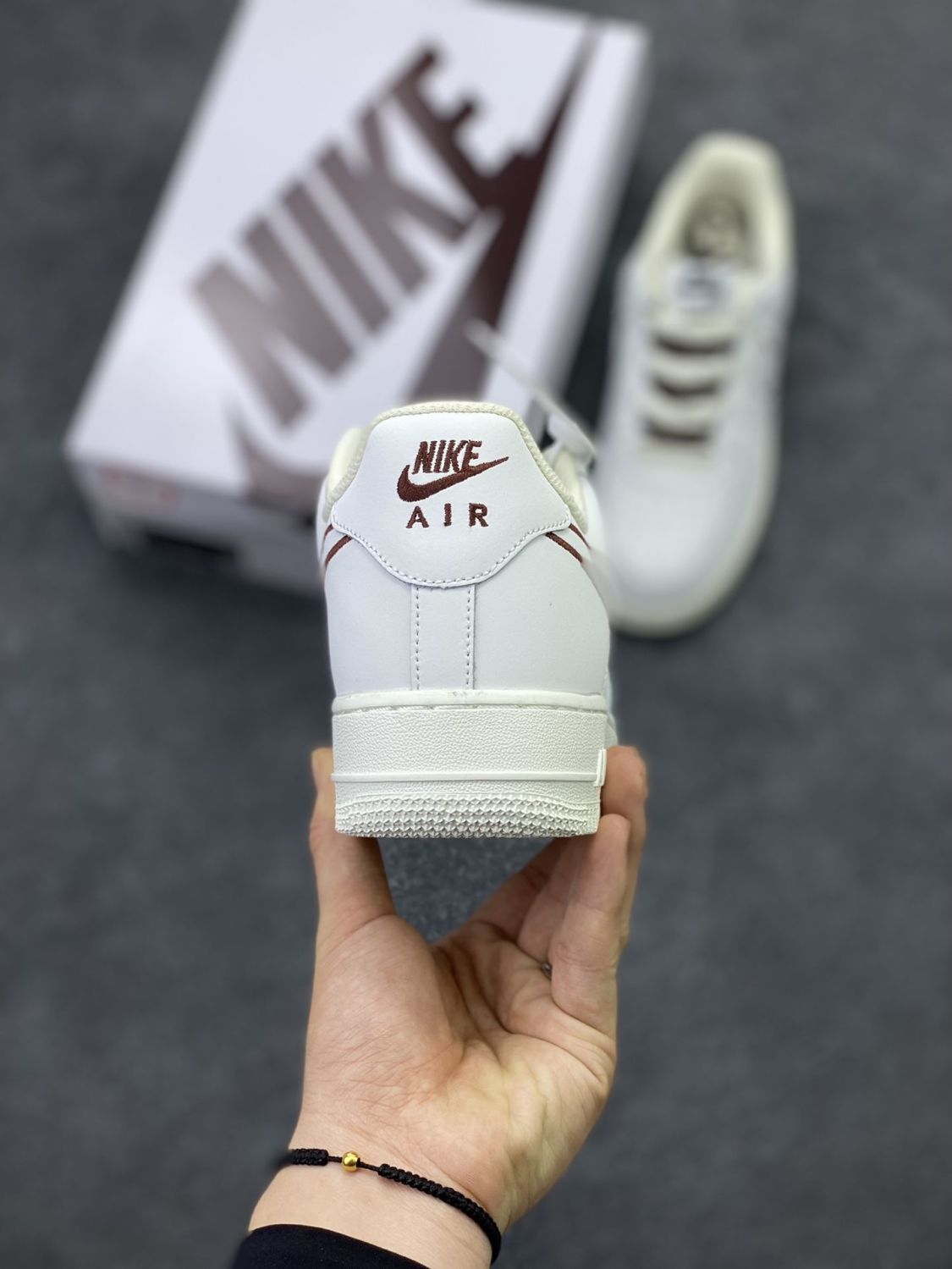 1 空军一号米白酒红电绣勾低帮运动休闲滑板鞋男女同款 米白色 米白酒