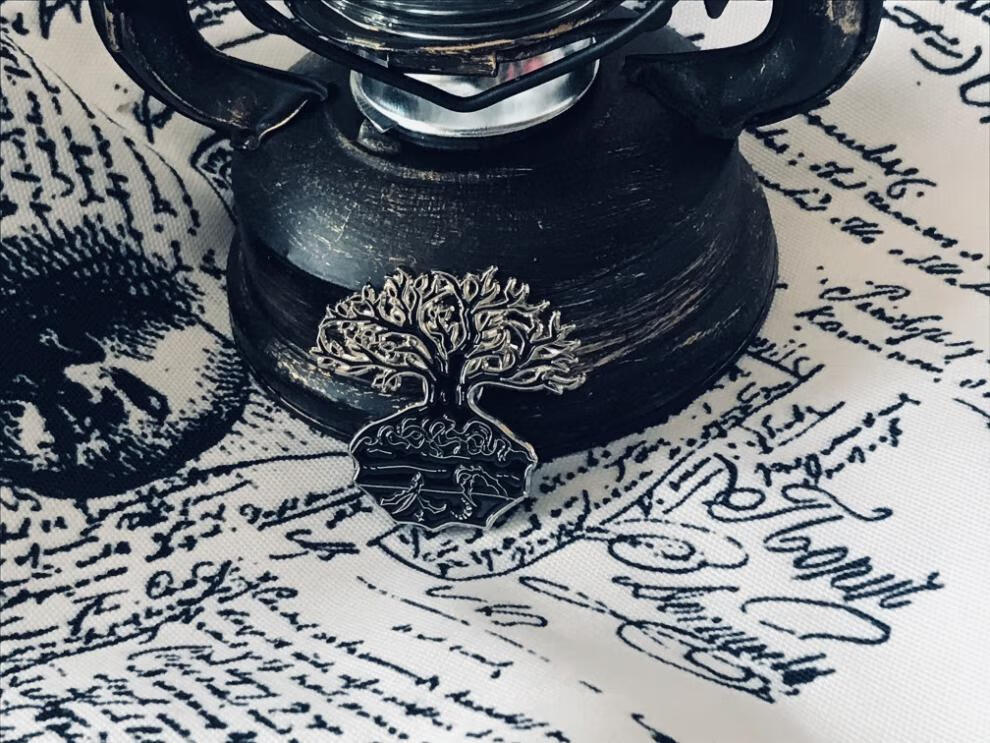 现货,拍下3天内即可发货设计理念:半朽世界树,一半生一半死,世界还