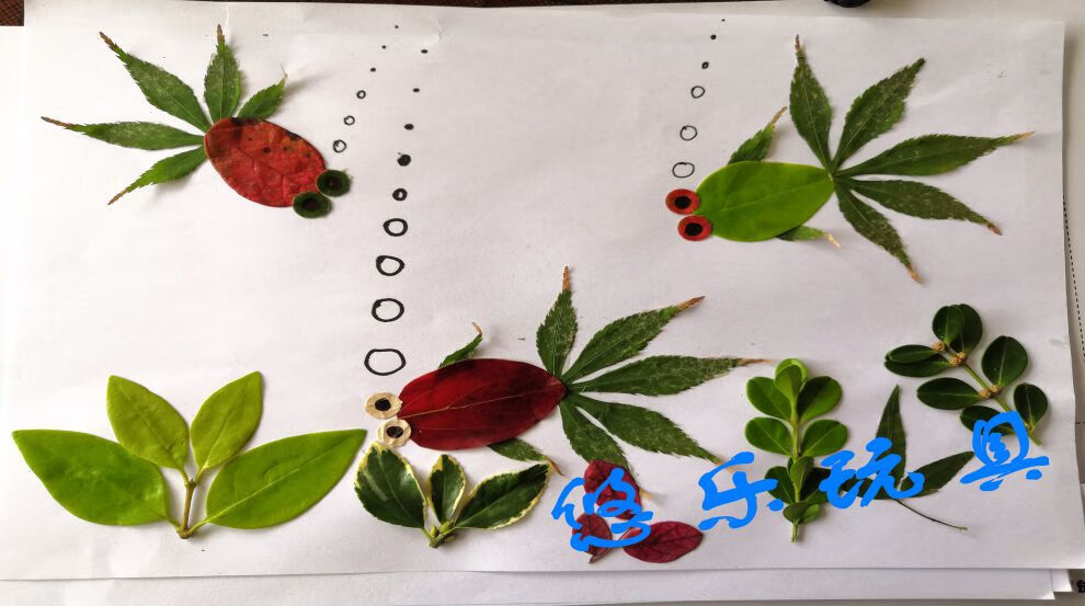 材料包含:成套树叶,硬卡纸,双面胶,儿童剪刀,记号笔,成品图.