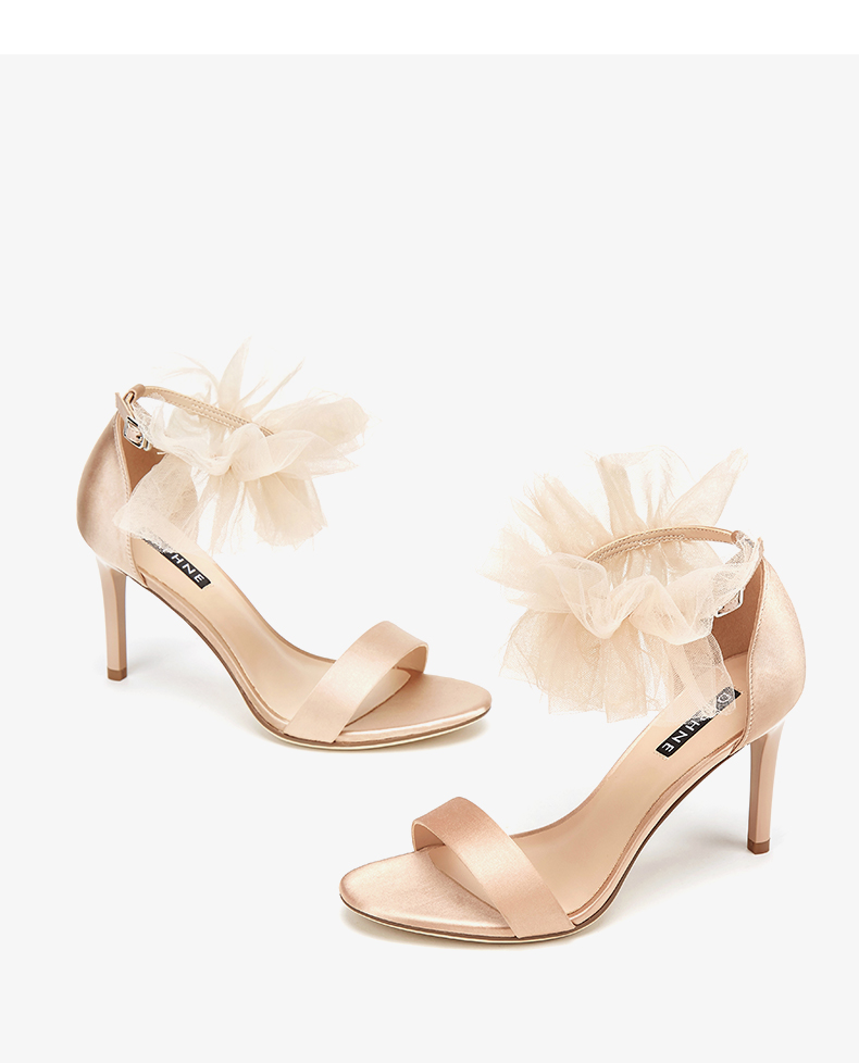 达芙妮女鞋2019夏季新款一字带细跟高跟鞋缎面低帮百搭露趾凉鞋女