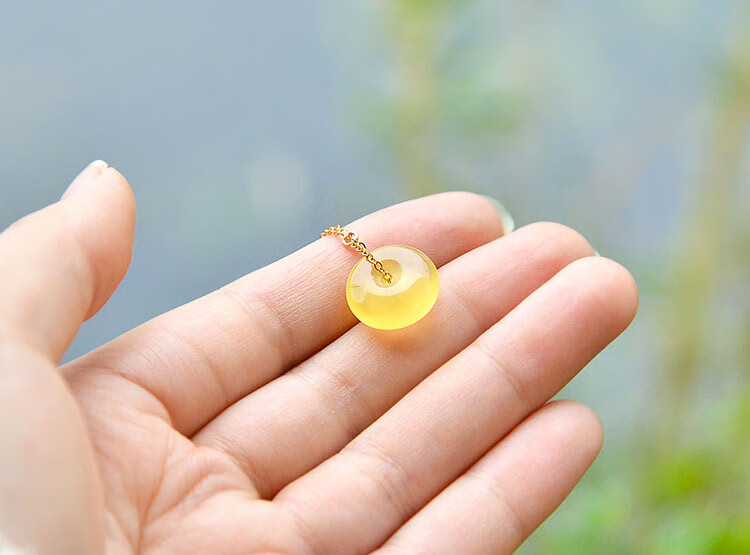 古珍素语丨原矿一代蜜蜡平安扣吊坠美国进口包金玉石项链简约送长辈