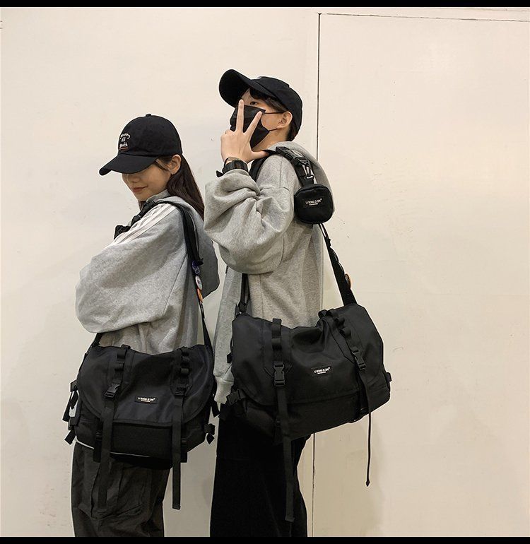 机能斜挎包刘耀文同款斜挎包日系潮牌小众大容量邮差包机能包男女休闲