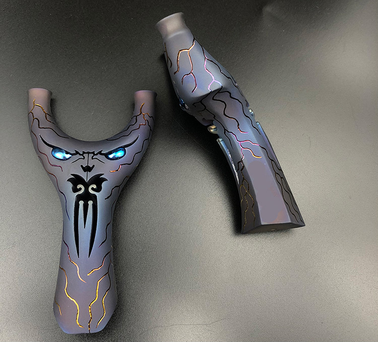 高端钛合金弹弓高准度威力大圆撑头户外竞技烤蓝天罡扁皮弓天罡烤蓝款