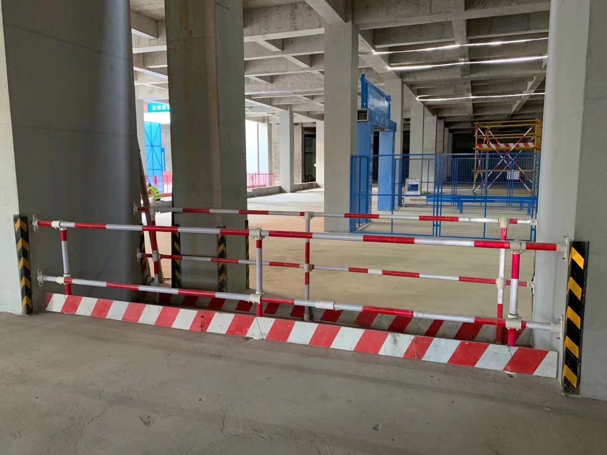 建筑工地外架踢脚板脚手架挡脚板镀锌铁皮踢脚线安全隔离警示带定制